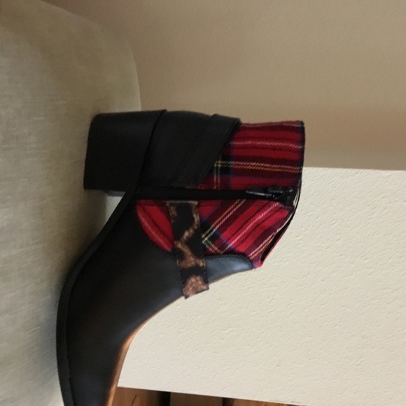 “ Betsey Johnson“ ankle boots  7 1/2 size - Picture 2 of 4